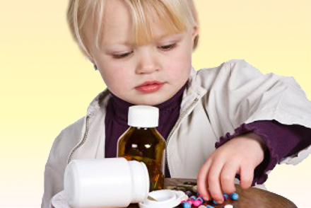 Ребенок пьет лекарства 