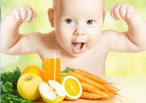 Ребенок со стаканом сока и фруктами