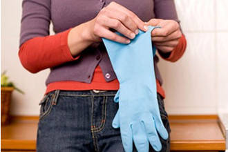 Надеть перчатки для исключения контакта с аллергеном