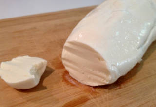 Большой кусок сыра "Моцарелла"